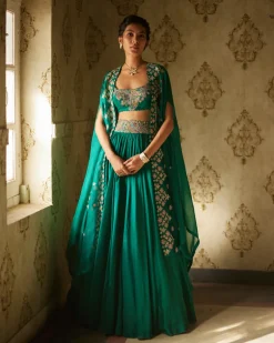 Ishaani Cape Set
