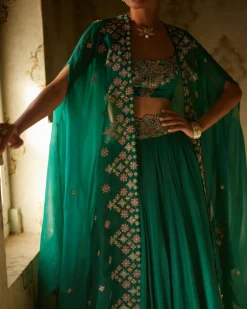 Ishaani Cape Set