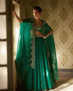 Ishaani Cape Set