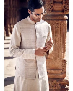 The Iconic Wing Pocket Textured Bundi Jacket With A Saada Kurta Set