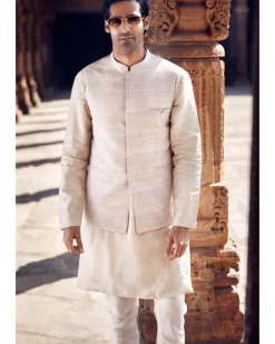 The Iconic Wing Pocket Textured Bundi Jacket With A Saada Kurta Set